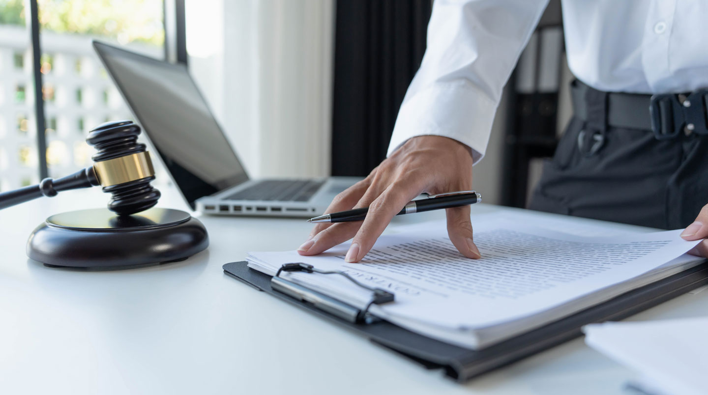 Notification des droits dans un commissariat français : officier de police et personne gardée à vue examinant le formulaire réglementaire de notification